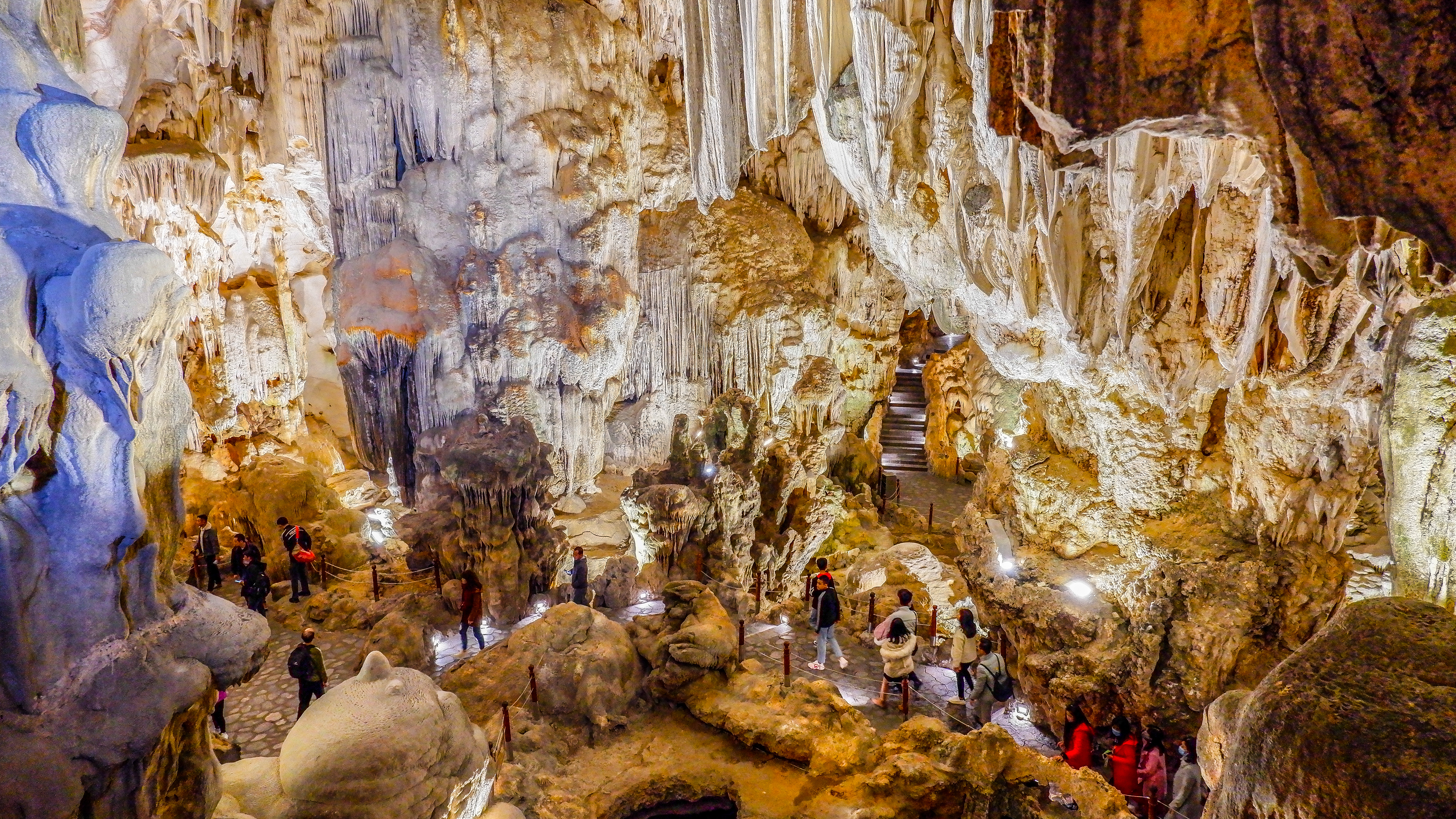 Thien Cung cave