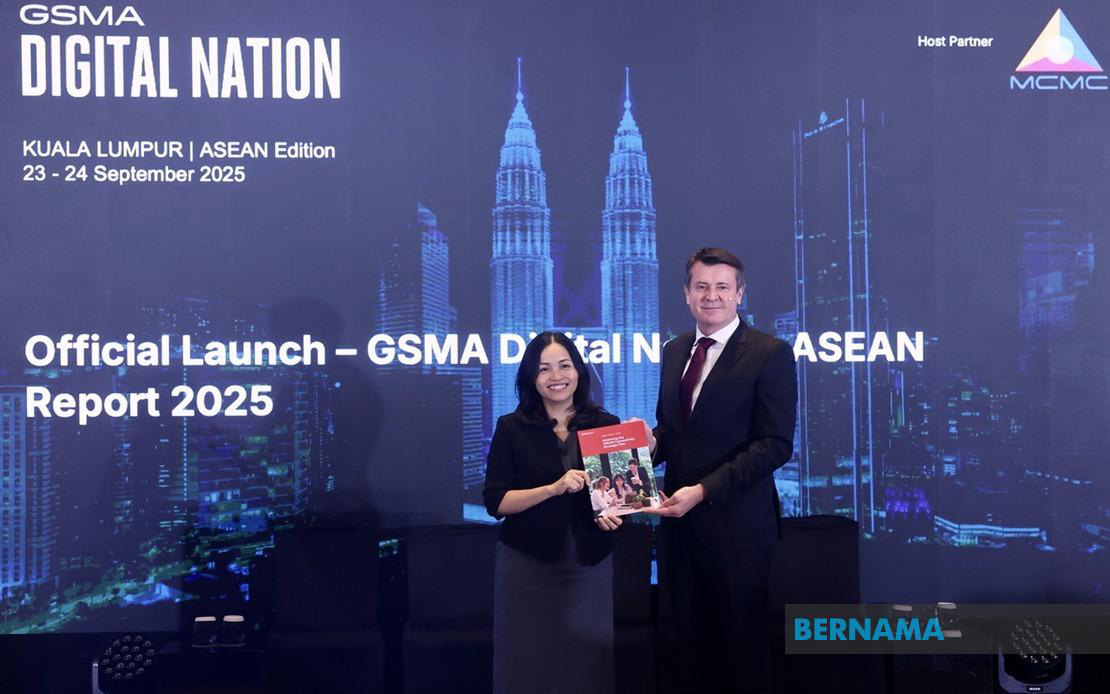 Deputy Communications Minister Teo Nie Ching receives a token of appreciation from GSMA Head of Asia Pacific Julian Gorman during the launch of the Digital Nation Summit Kuala Lumpur (ASEAN Edition) today.