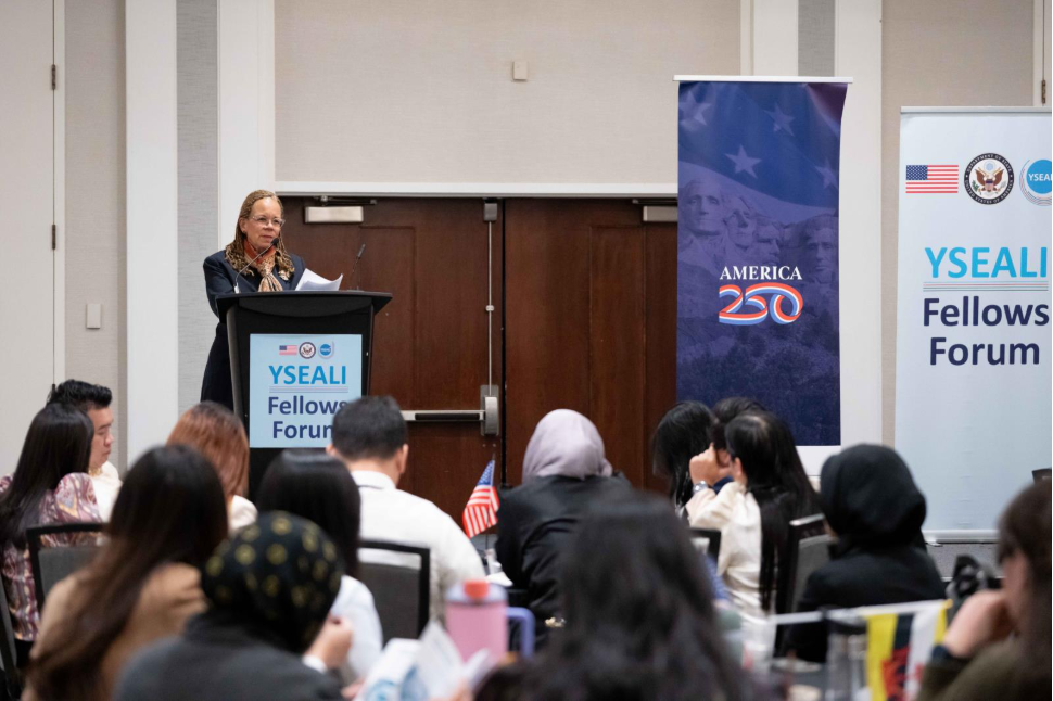 Maggie Hanson-Muse, President and CEO of USABCI, presenting at the YSEALI Fellows Forum